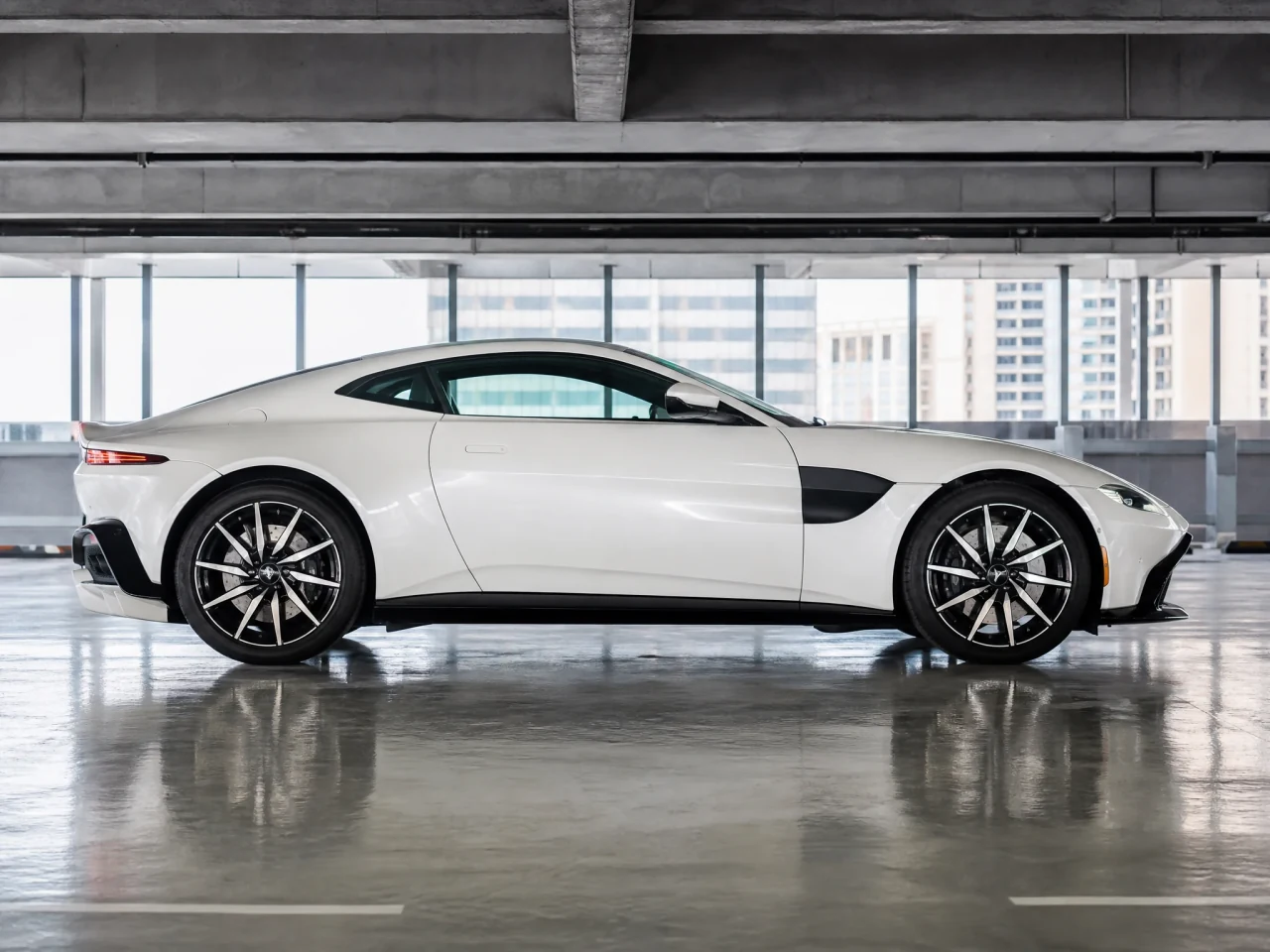 Aston Martin Vantage — сбоку