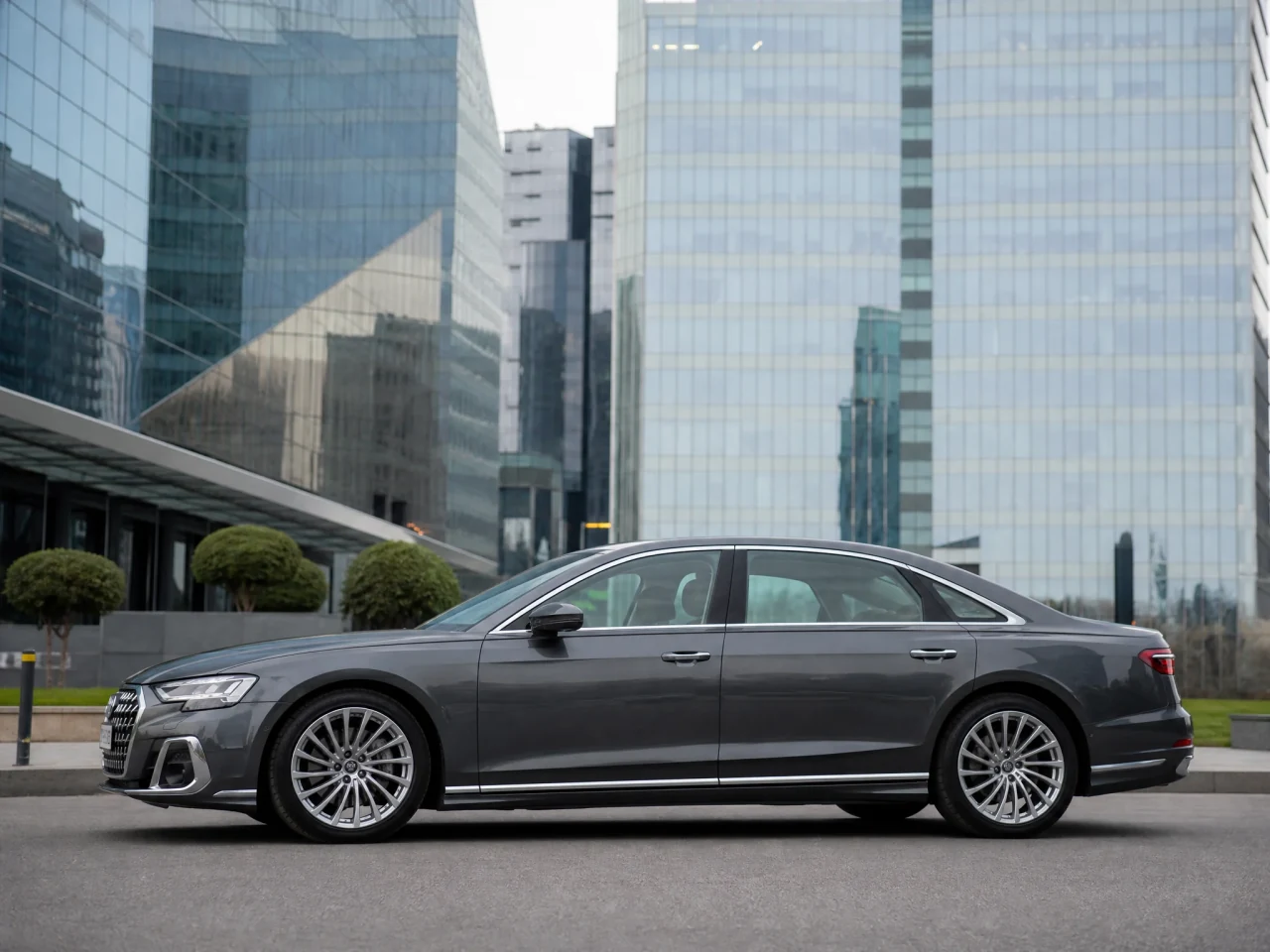 Audi A8 — сбоку