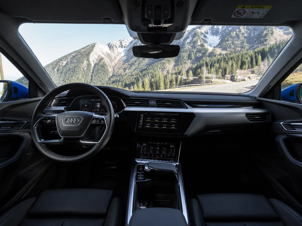 Audi e-tron 2022 — салон