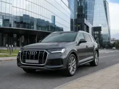 Audi Q7 2021 — спереди