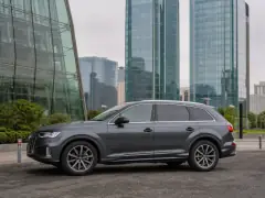 Audi Q7 2021 — сбоку