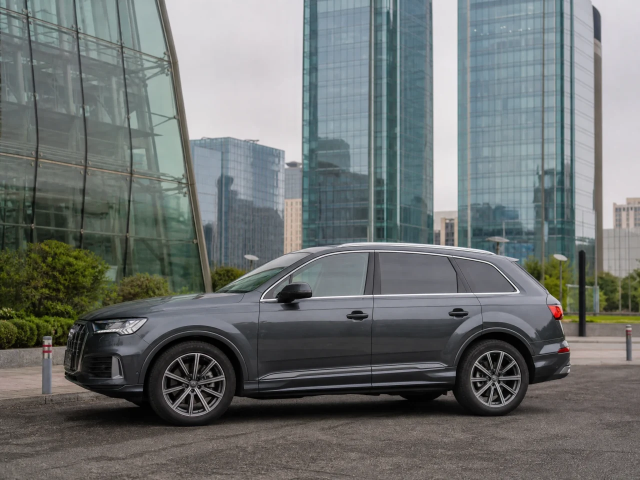 Audi Q7 — сбоку