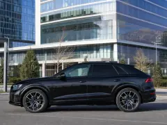 Audi Q8 2022 — бүйірінен