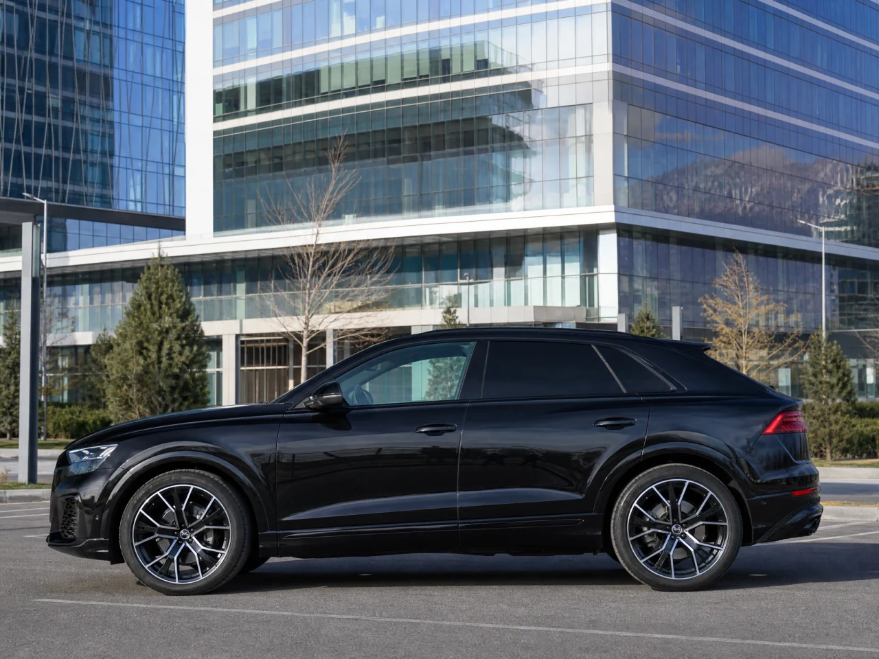 Audi Q8 — сбоку