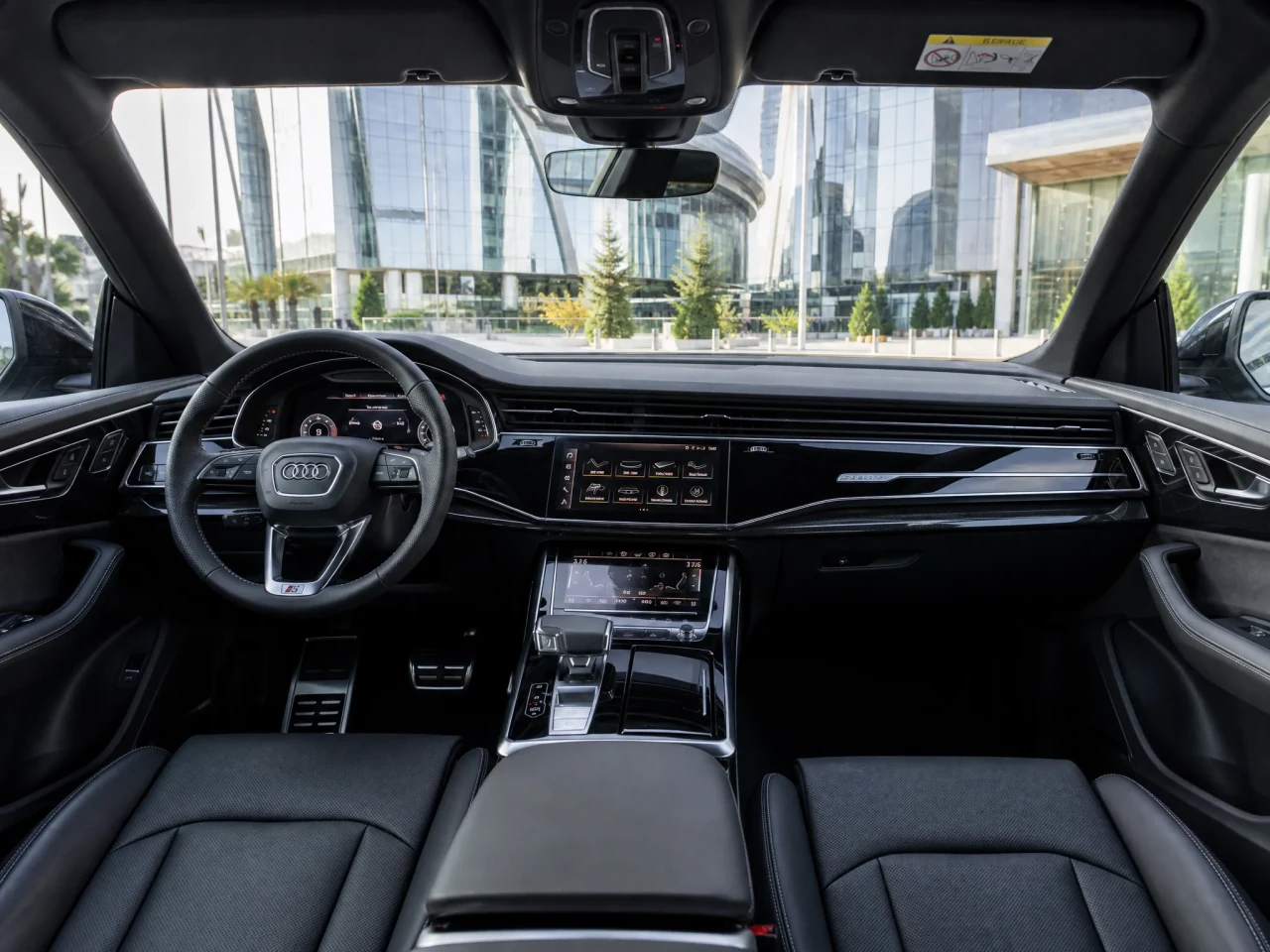 Audi Q8 — салон