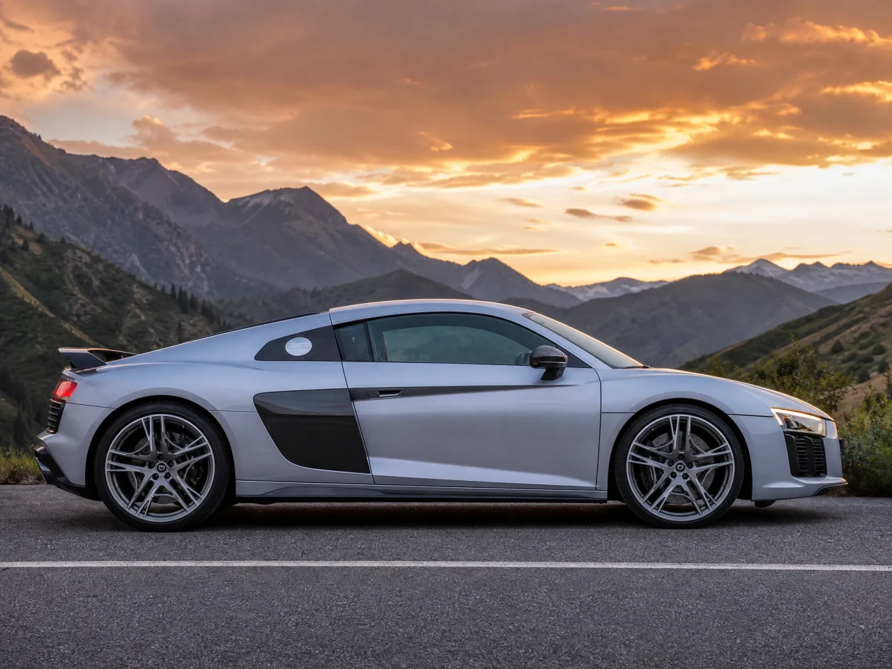 Audi R8 — сбоку