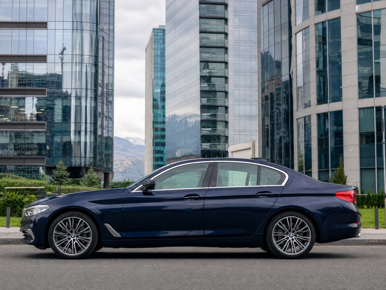 BMW 5 Series — сбоку