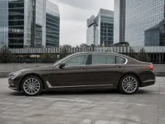 BMW 7 Series 2017 — сбоку