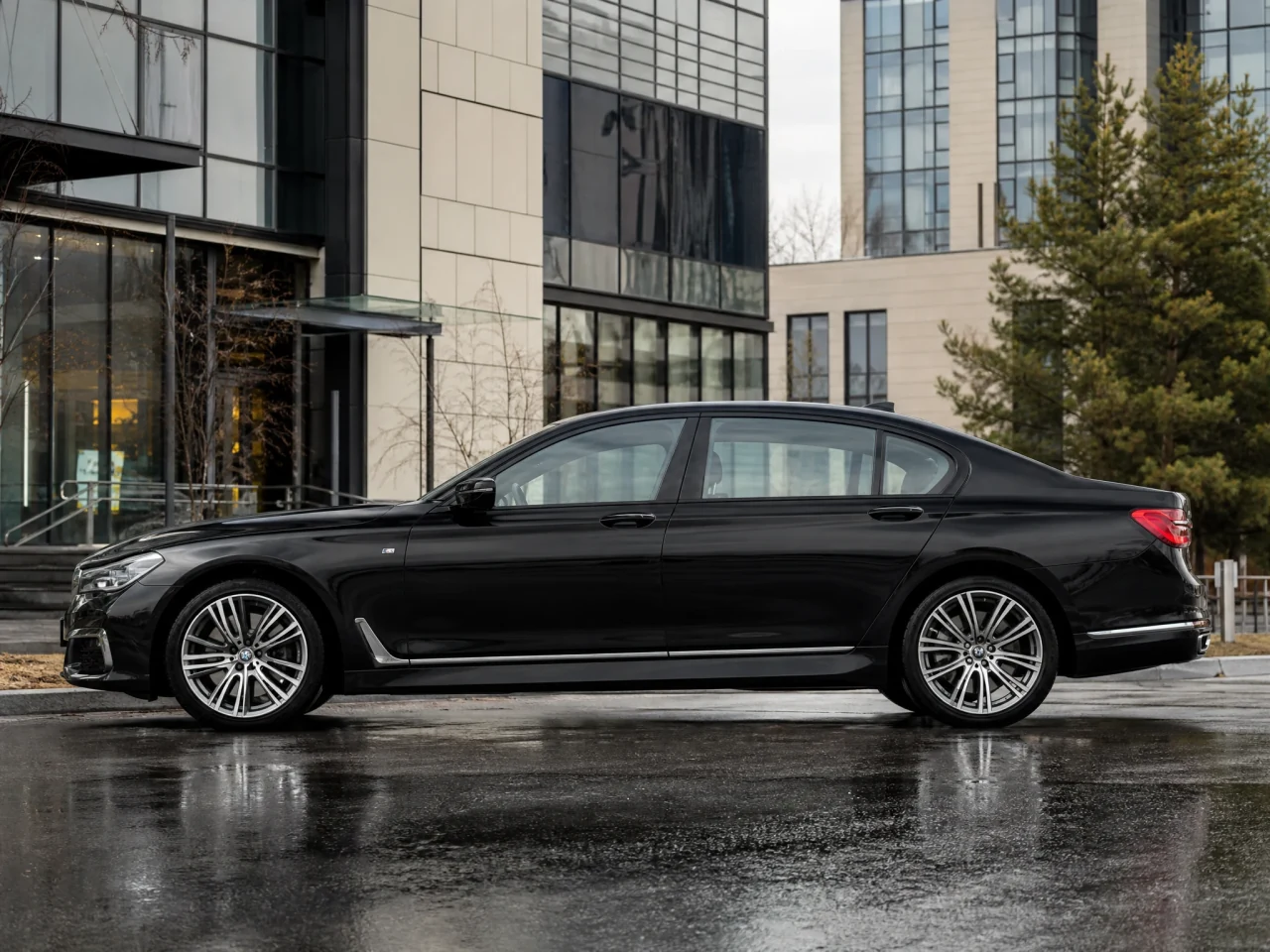 BMW 7 Series — сбоку