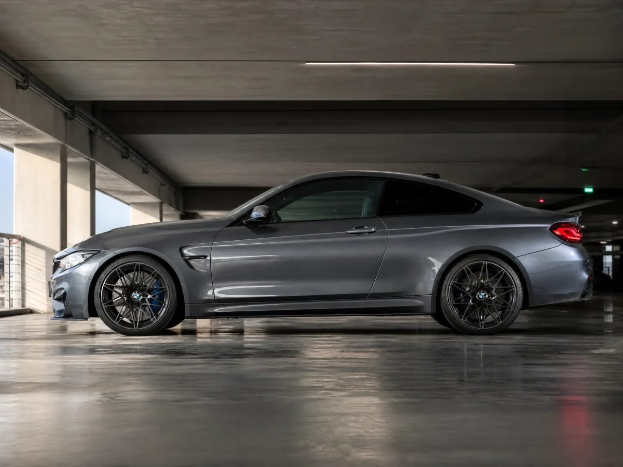 BMW M4 — сбоку