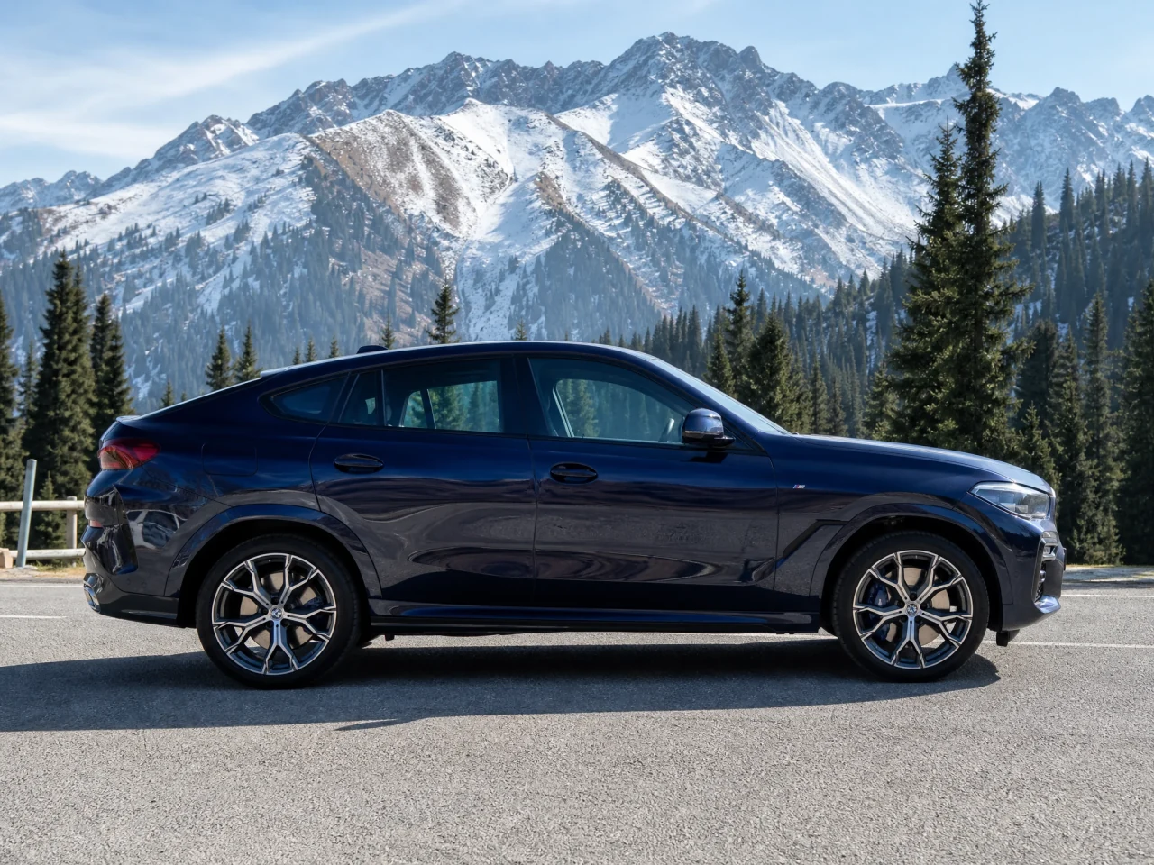 BMW X6 — сбоку