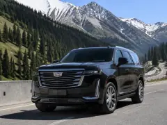 Cadillac Escalade 2023 — спереди