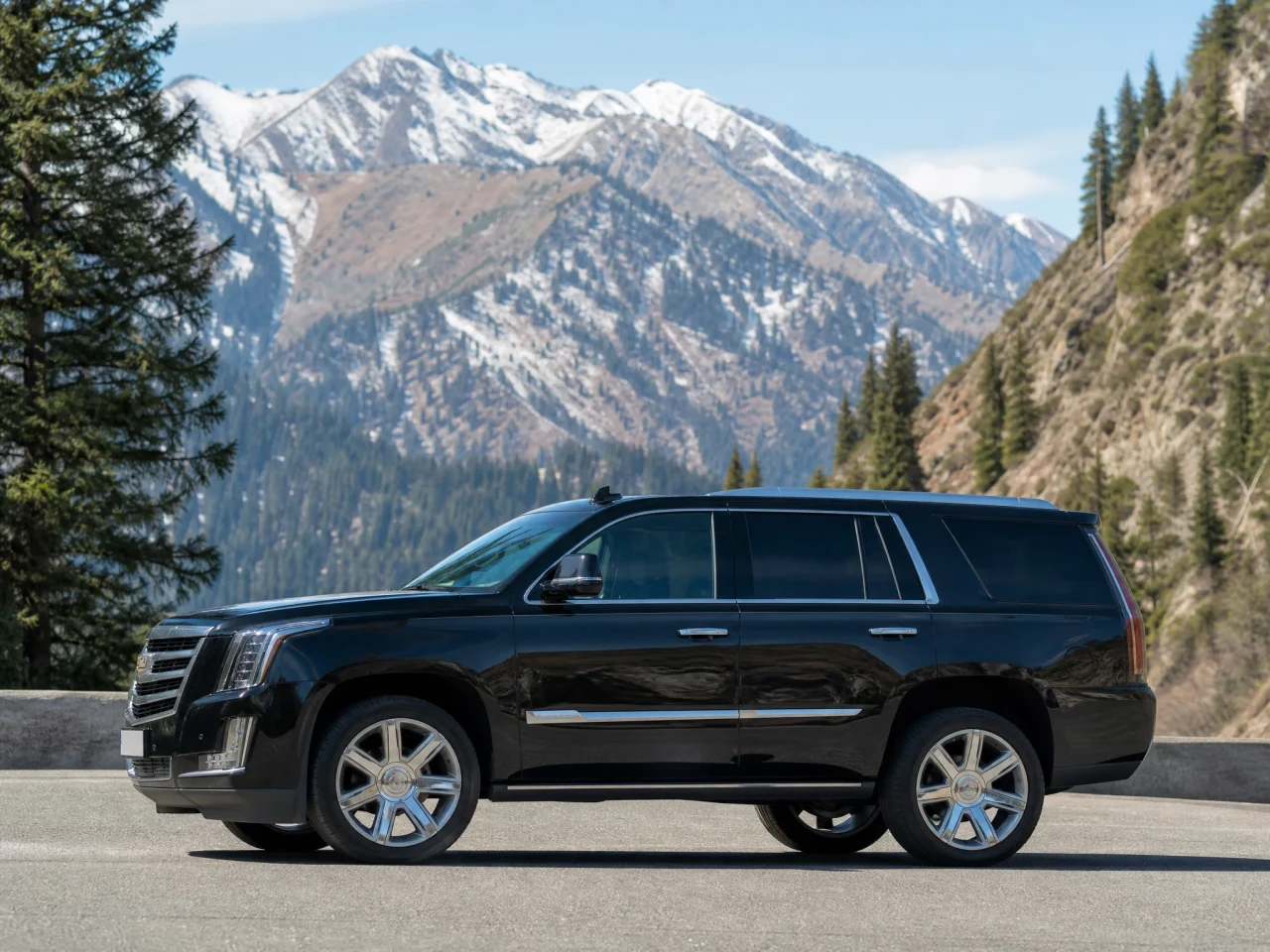 Cadillac Escalade — сбоку