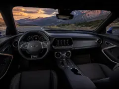 Chevrolet Camaro 2022 — салон