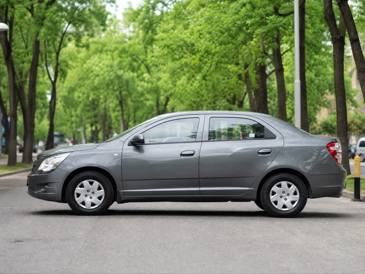Chevrolet Cobalt — сбоку