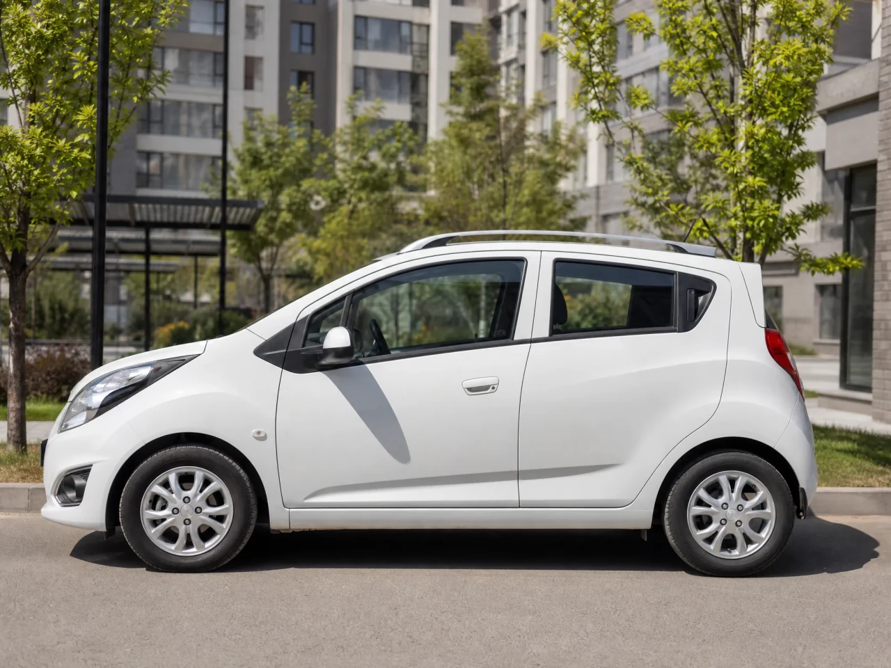 Chevrolet Spark — сбоку
