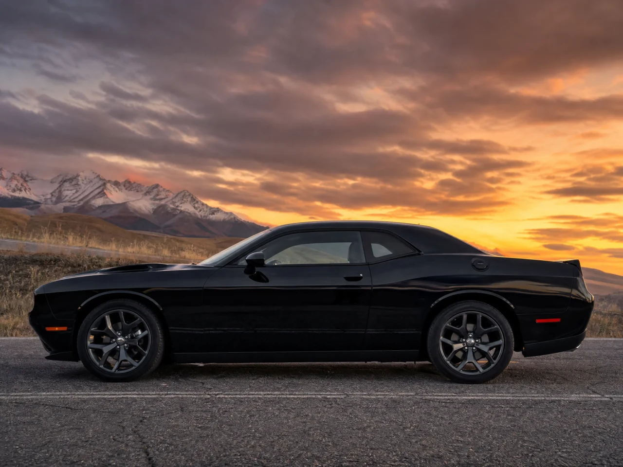 Dodge Challenger — сбоку