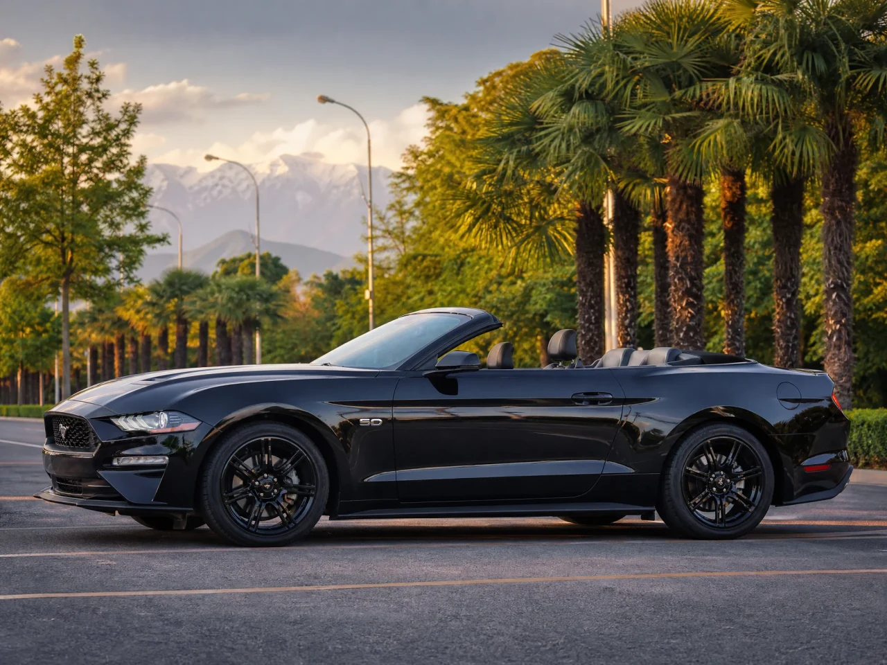 Ford Mustang Convertible — сбоку