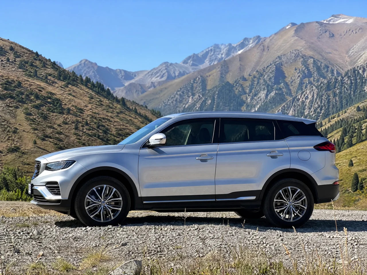 Geely Atlas Pro — сбоку