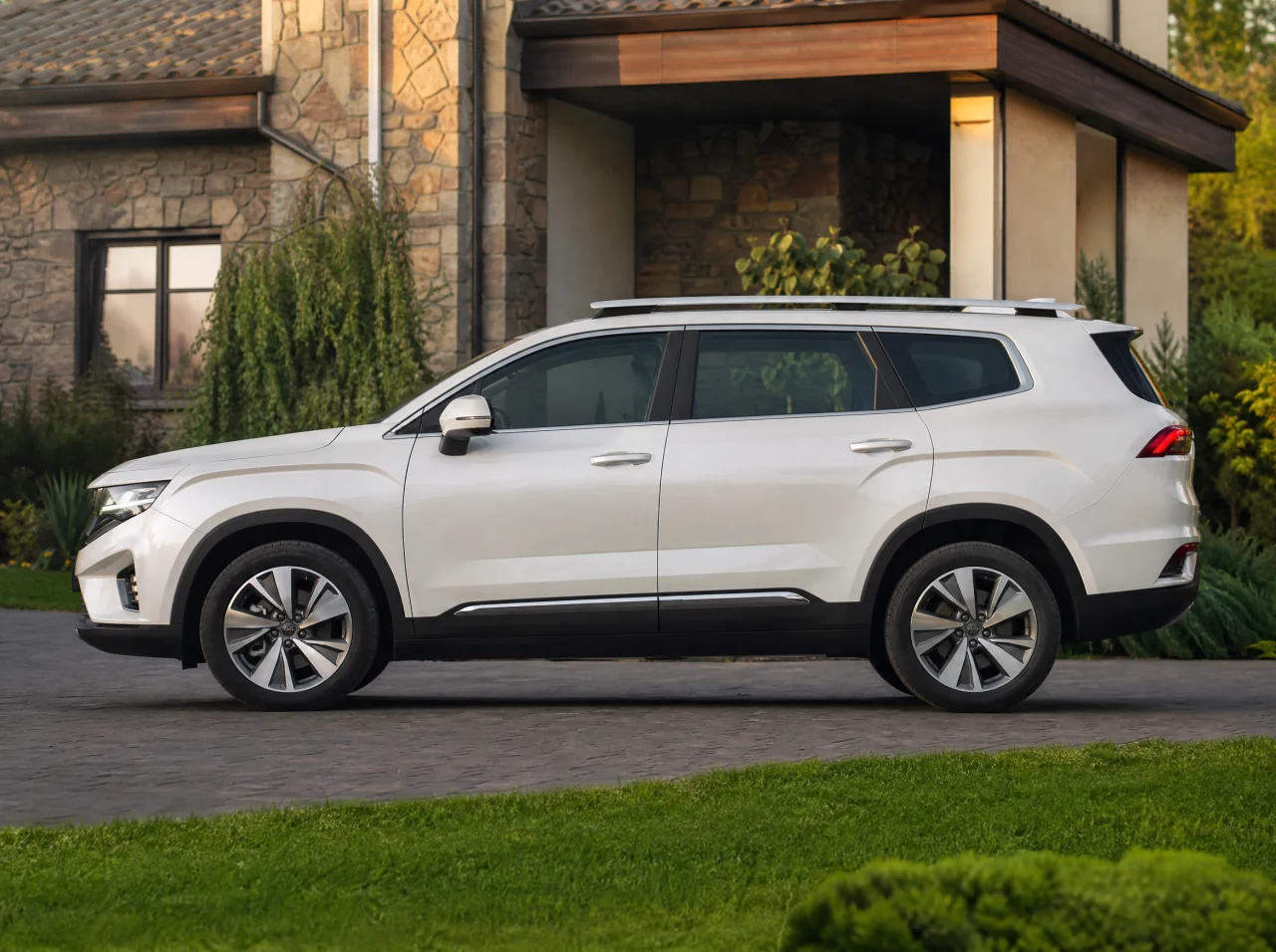 Geely Okavango — сбоку