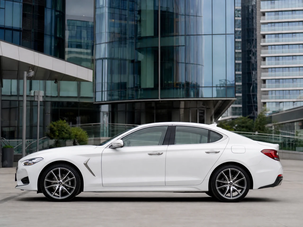 Genesis G70 — сбоку