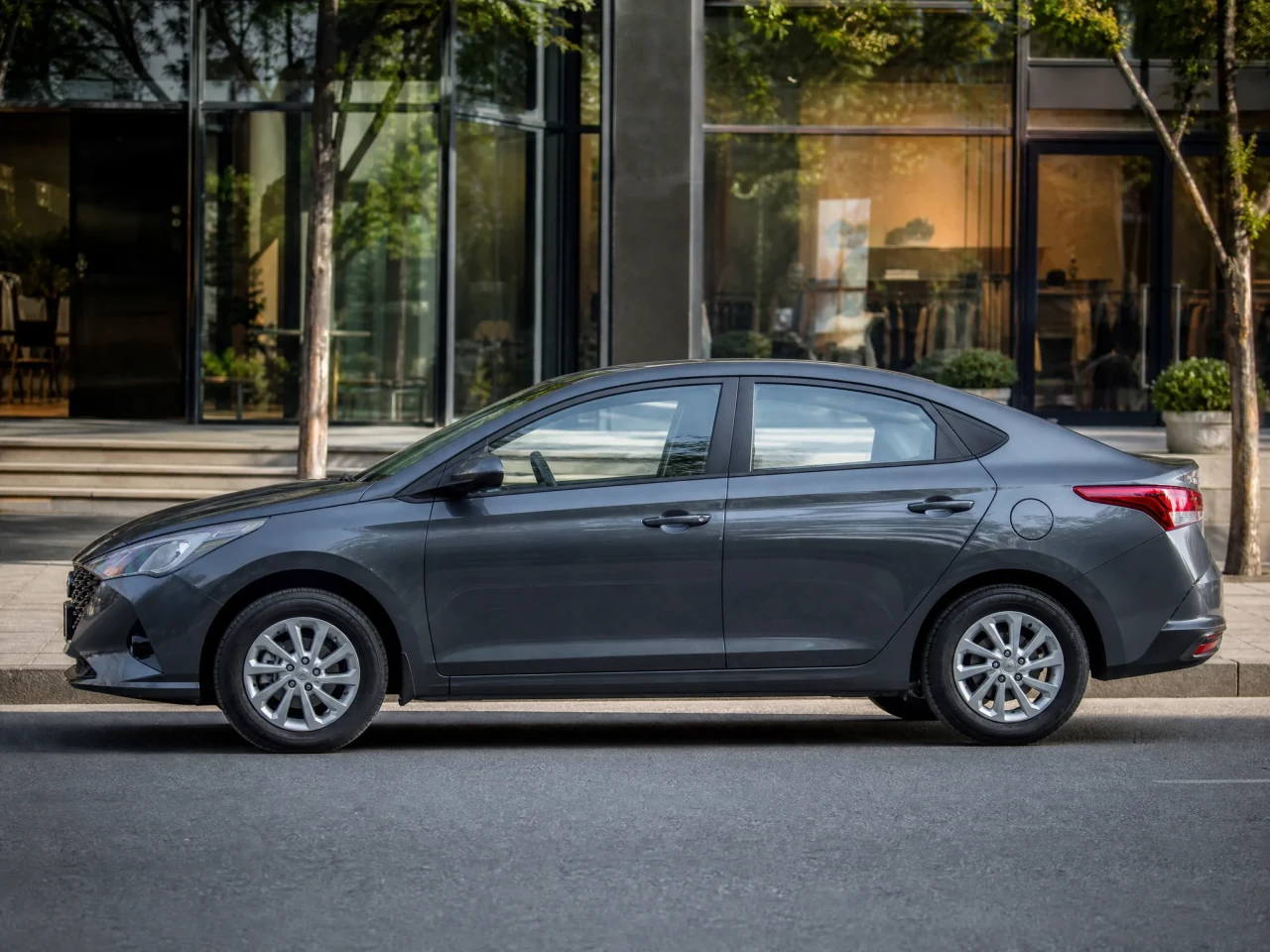 Hyundai Accent — сбоку