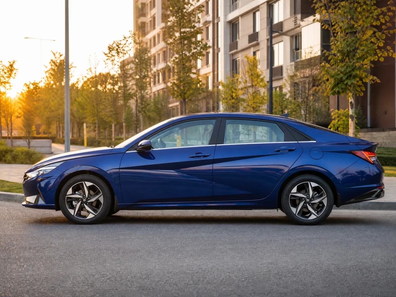 Hyundai Elantra — сбоку
