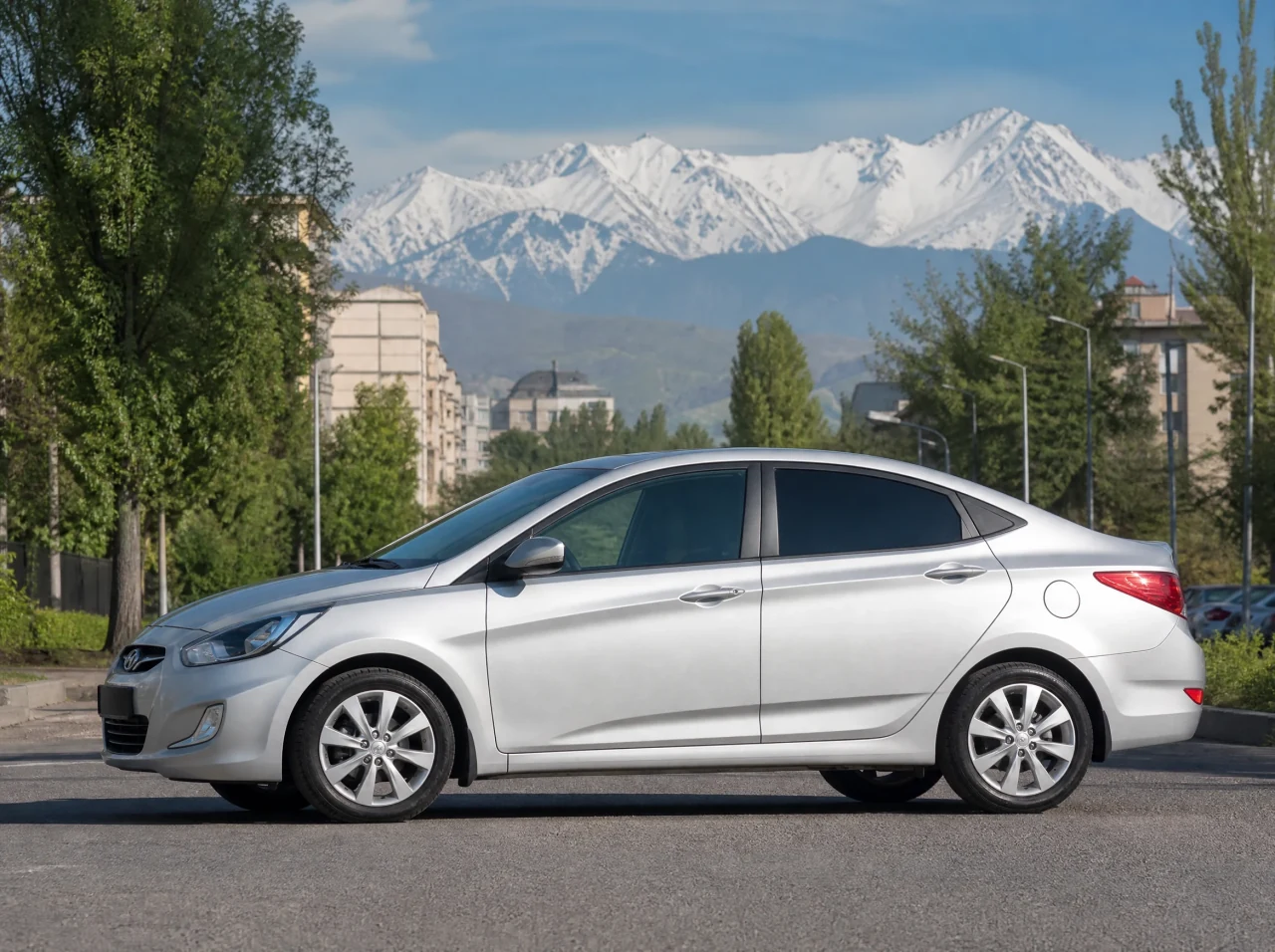 Hyundai Solaris — сбоку