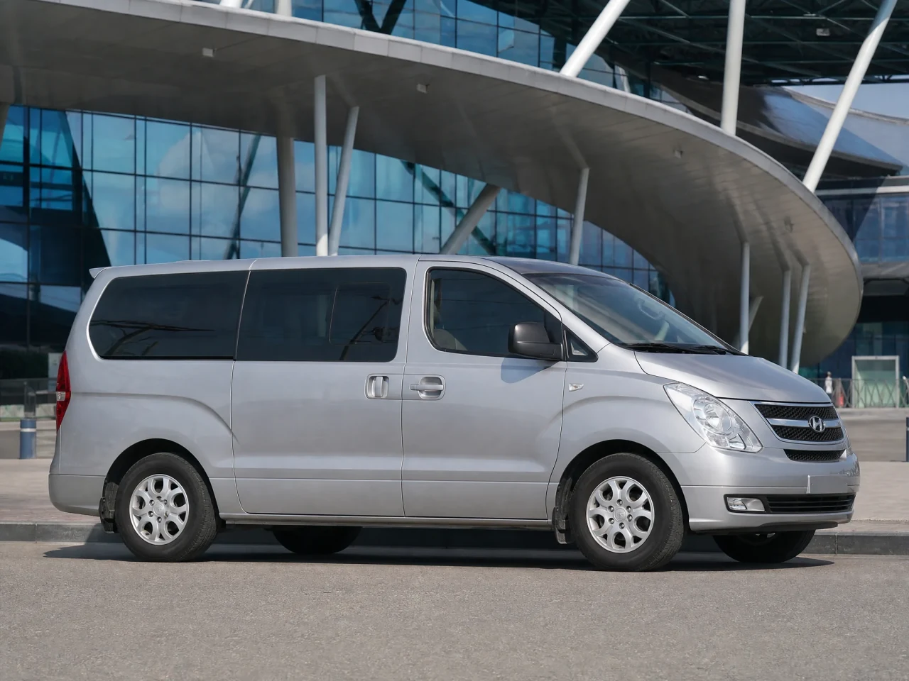 Hyundai Starex — сбоку