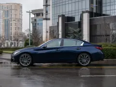 Infiniti Q50 2021 — сбоку