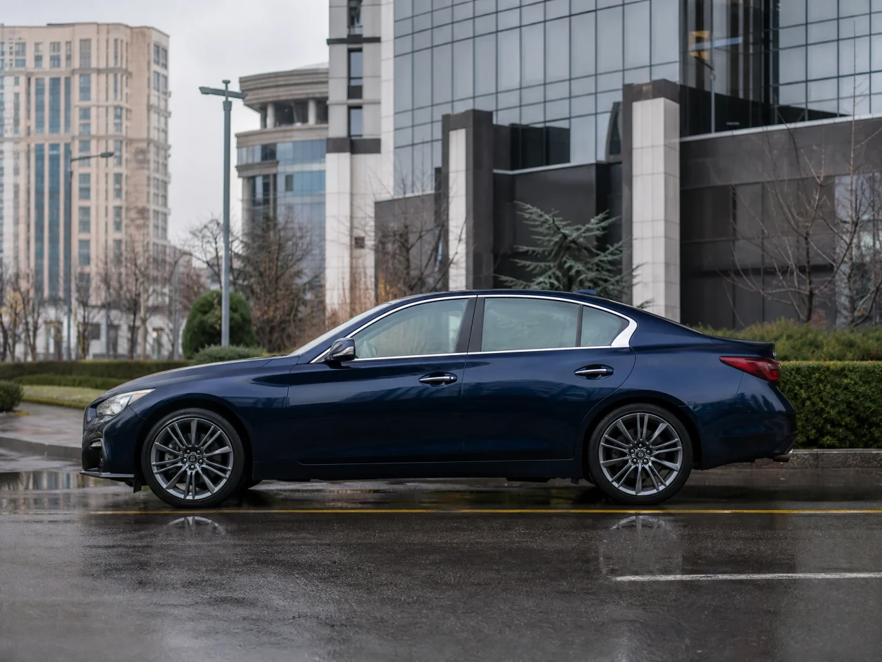 Infiniti Q50 — сбоку