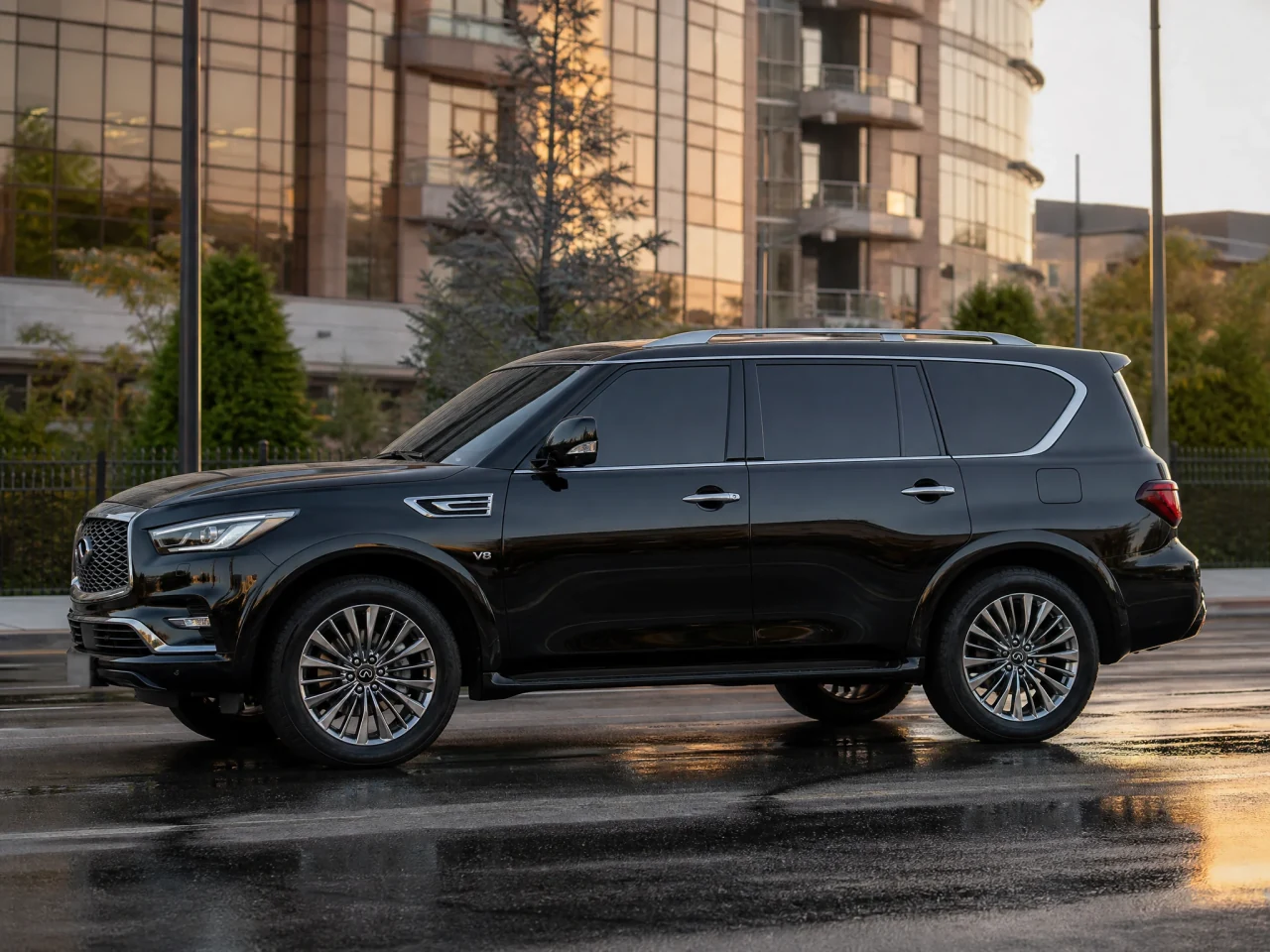 Infiniti QX80 — сбоку