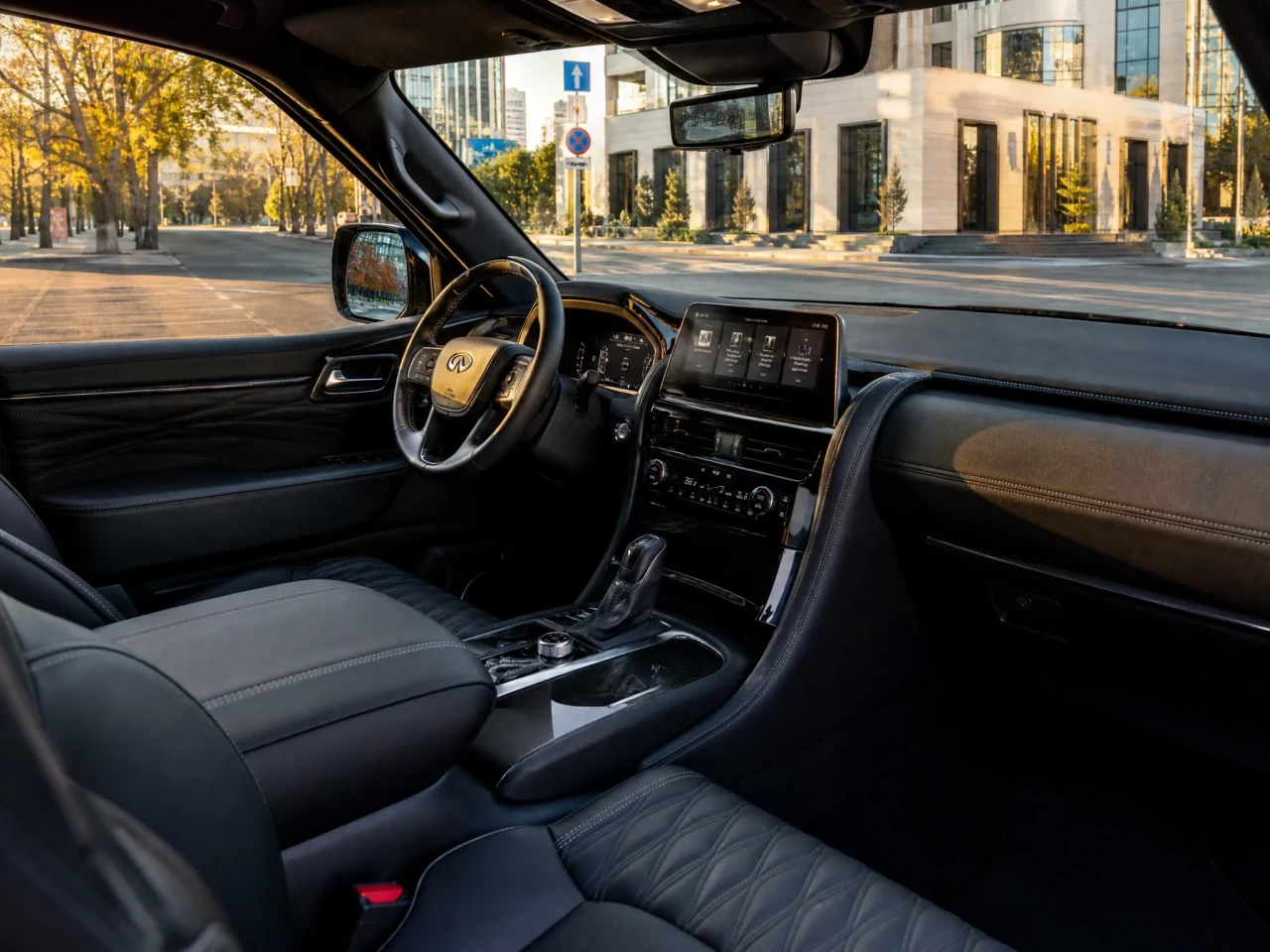 Infiniti QX80 — салон