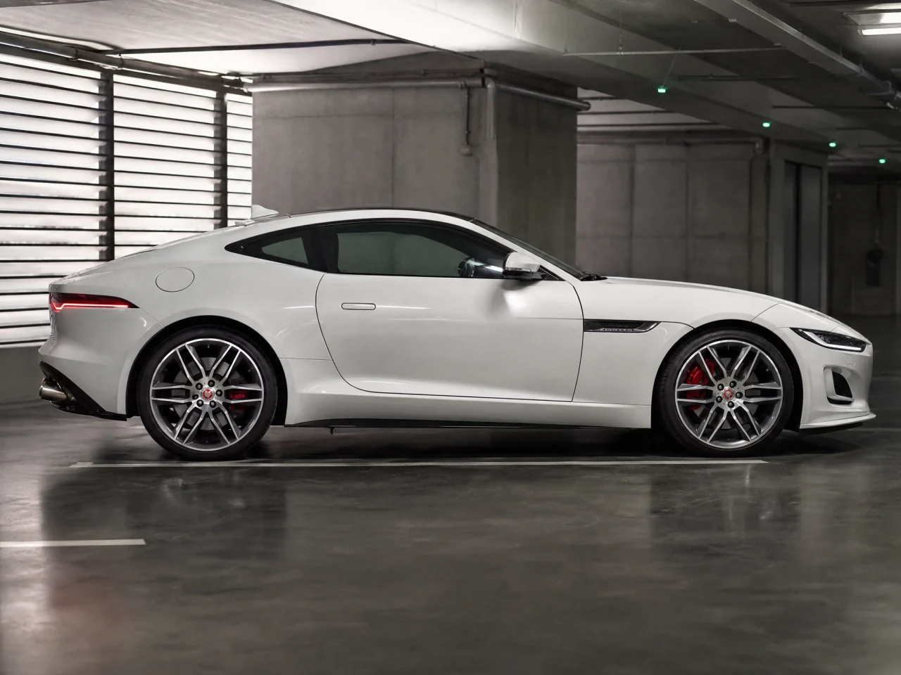 Jaguar F-Type — сбоку