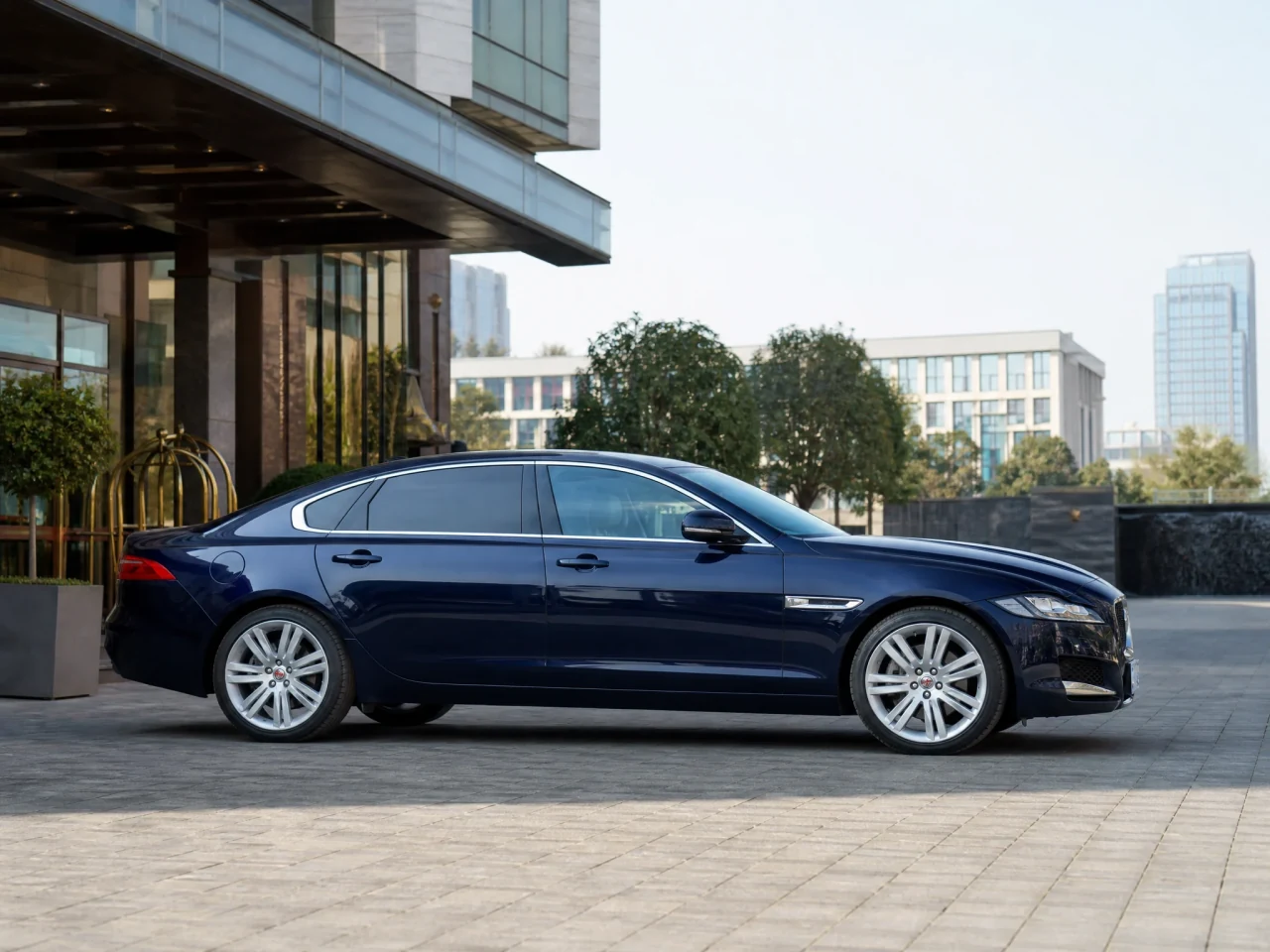 Jaguar XF — сбоку