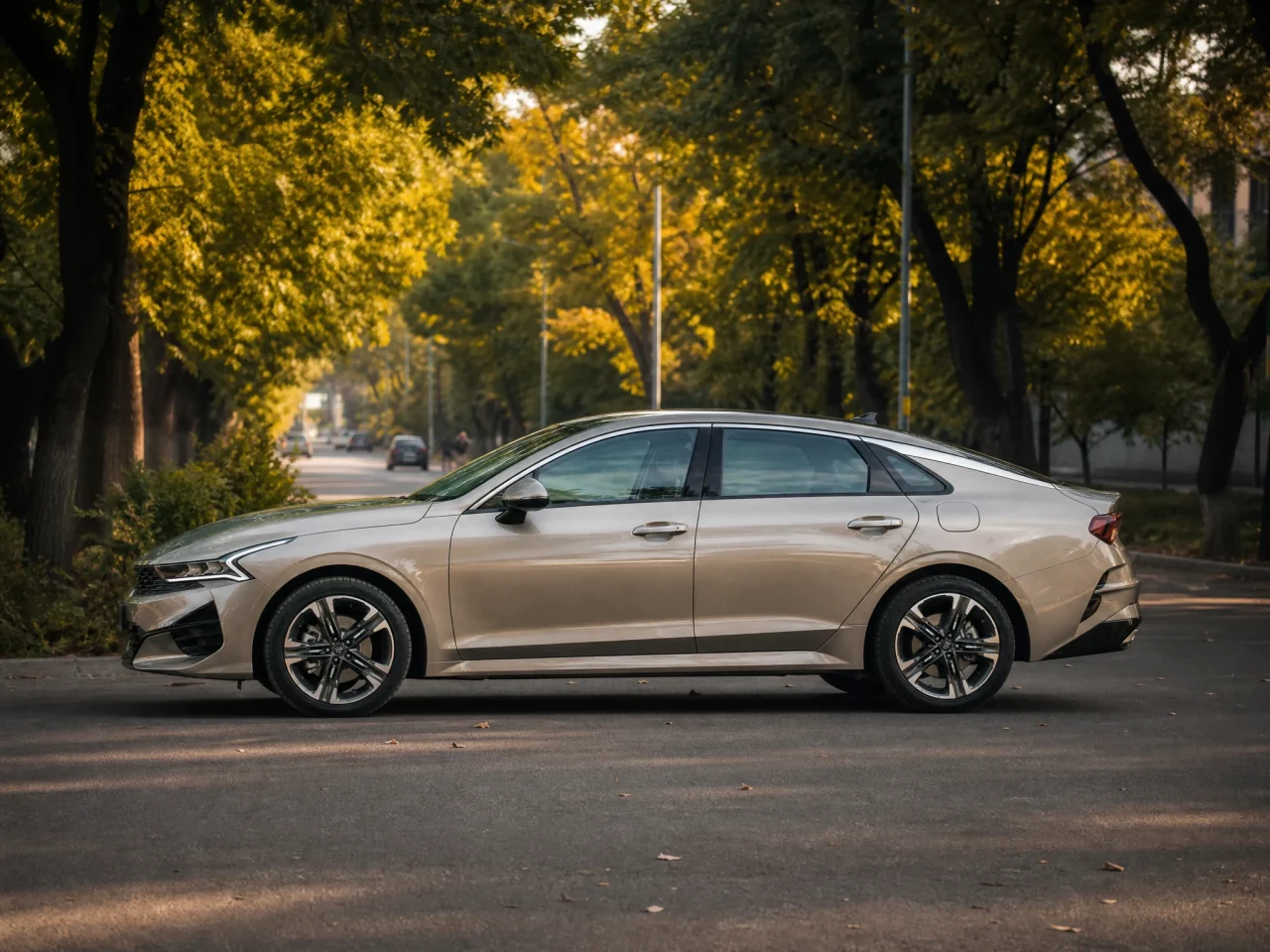 Kia K5 — сбоку