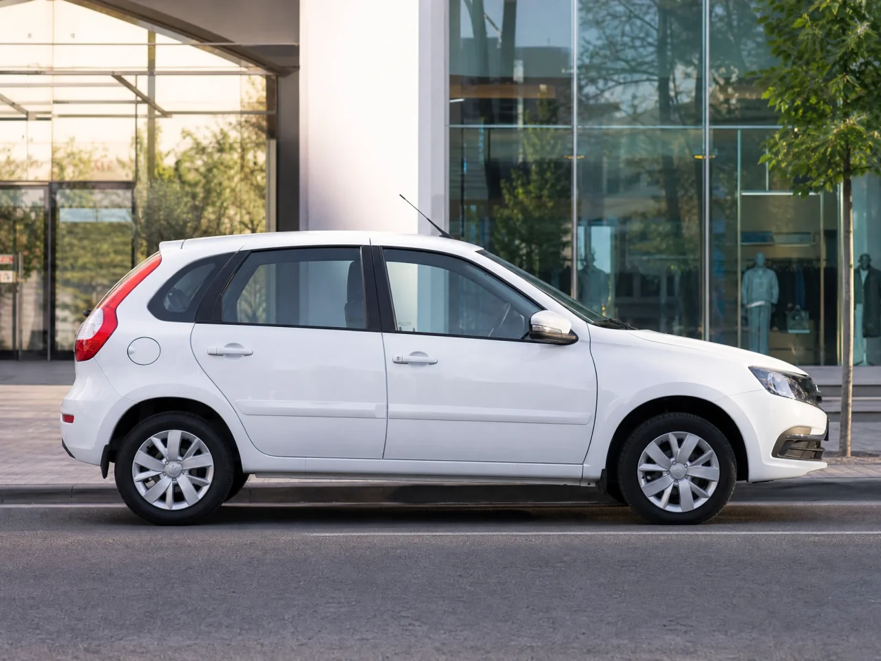 Lada Granta — сбоку