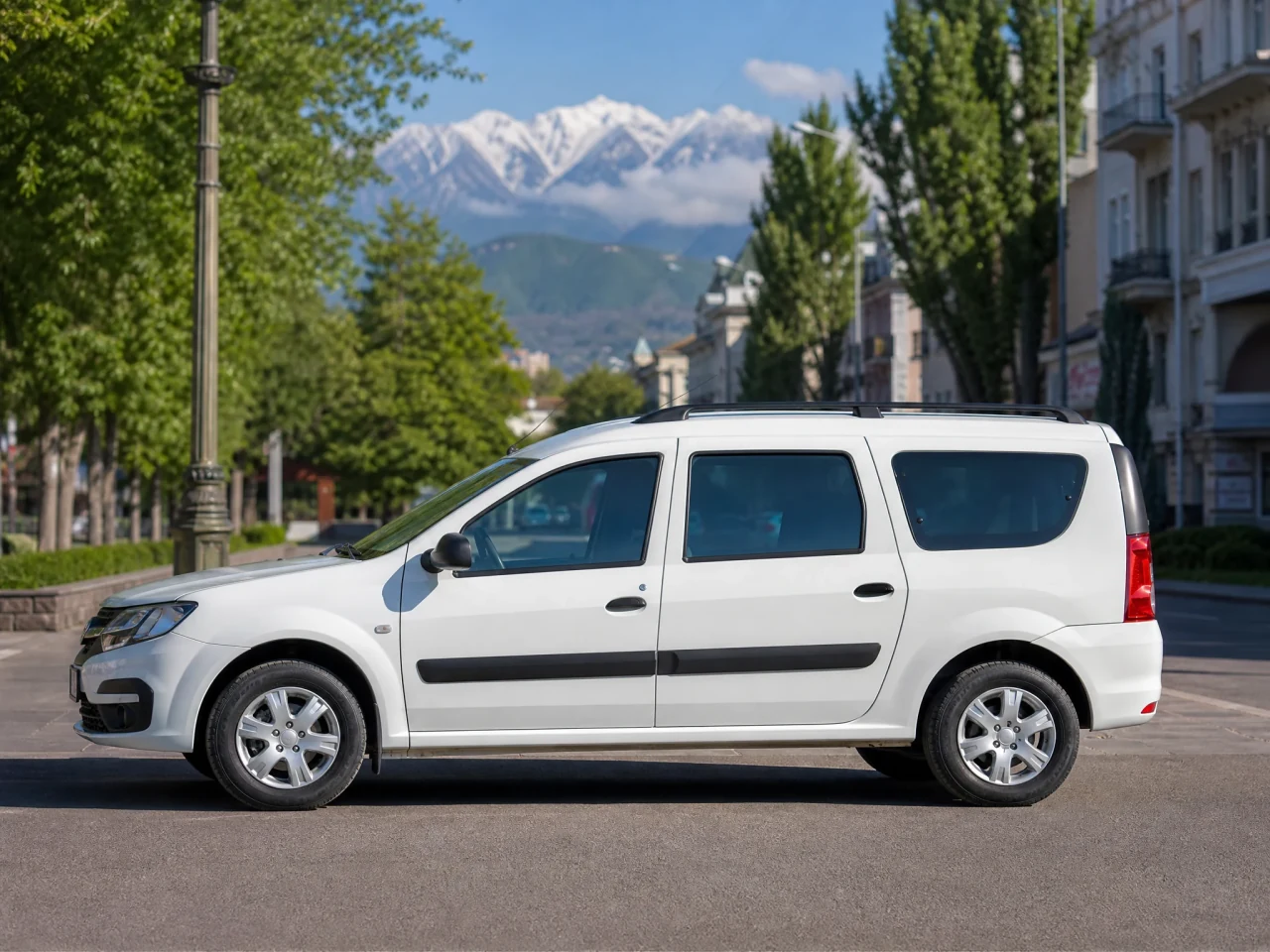 Lada Largus — сбоку