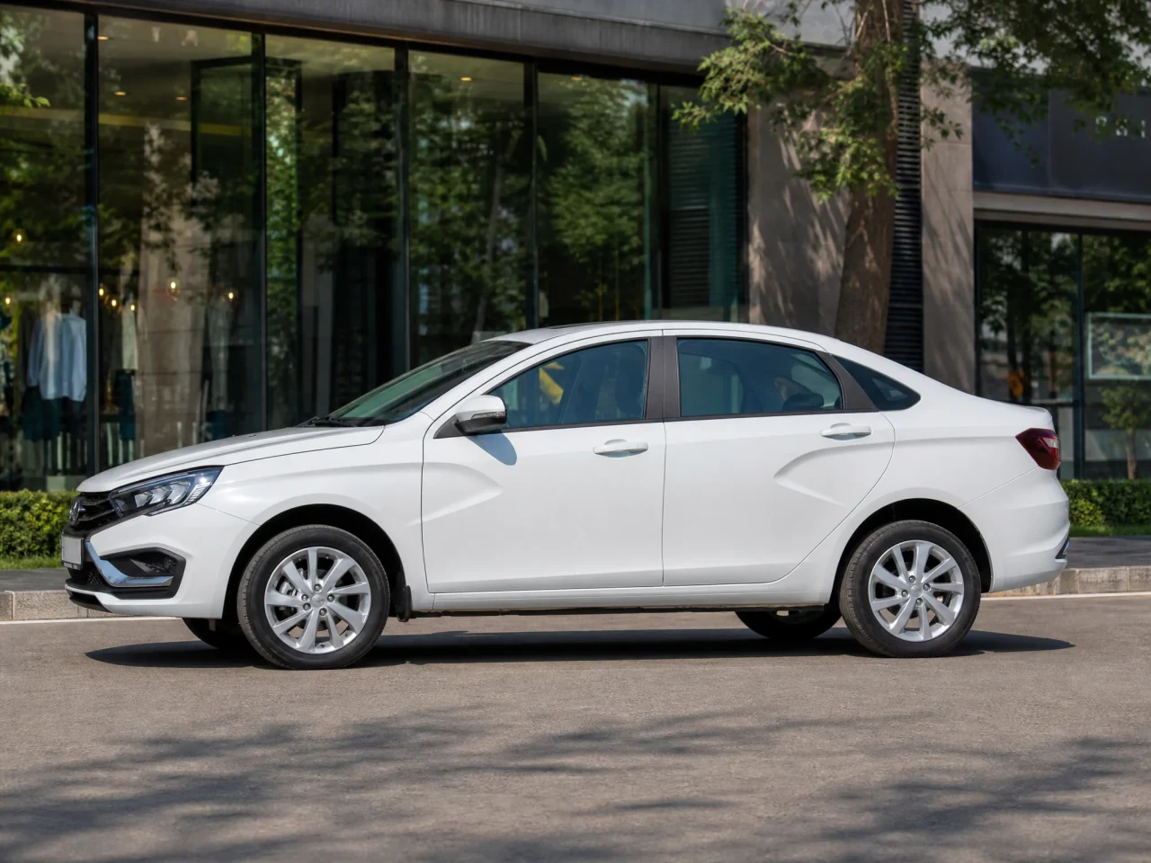 Lada Vesta — сбоку