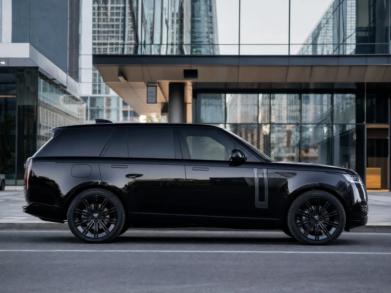Land Rover Range Rover — сбоку