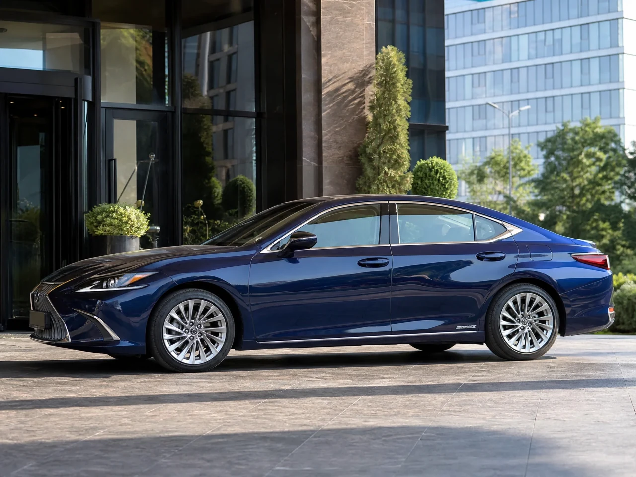 Lexus ES — сбоку