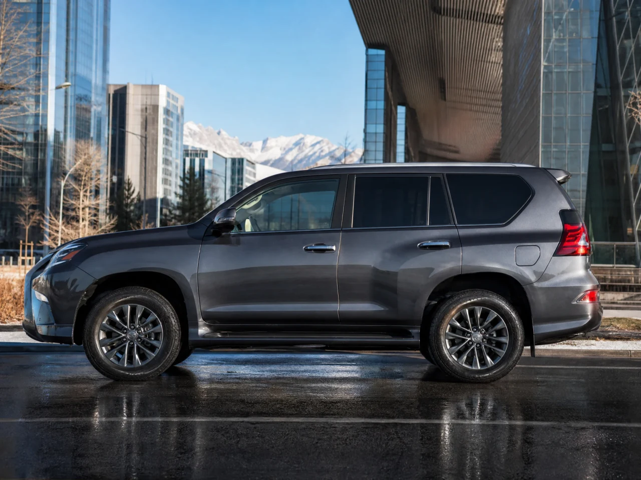 Lexus GX — сбоку