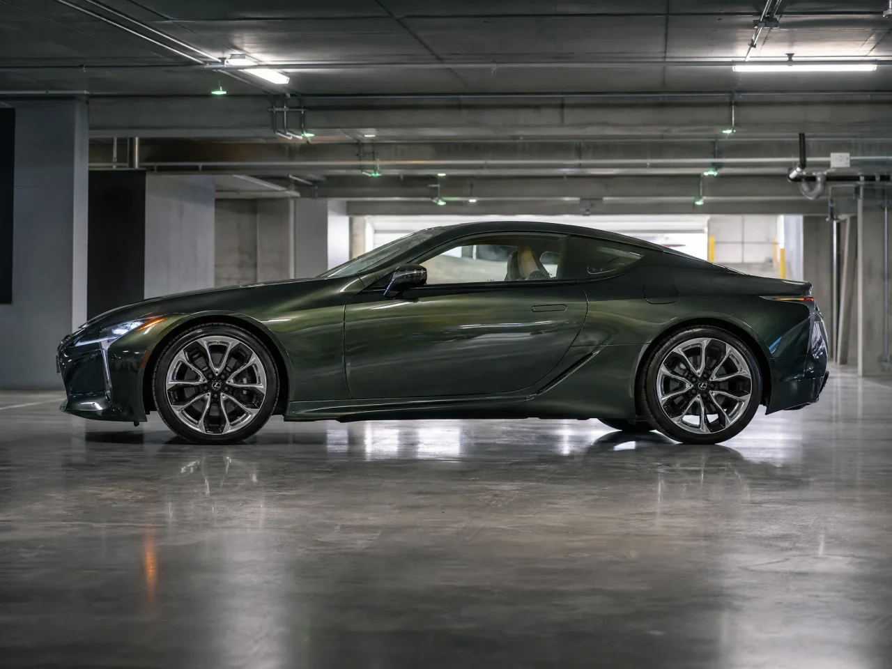 Lexus LC — сбоку