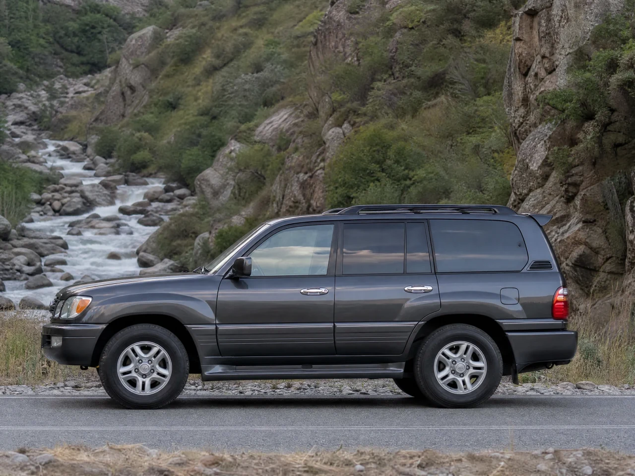Lexus LX 470 — сбоку