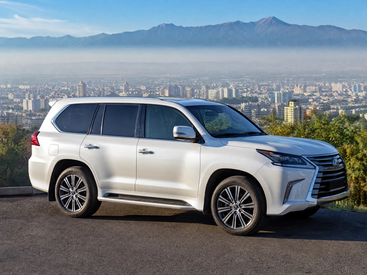 Lexus LX 570 — сбоку