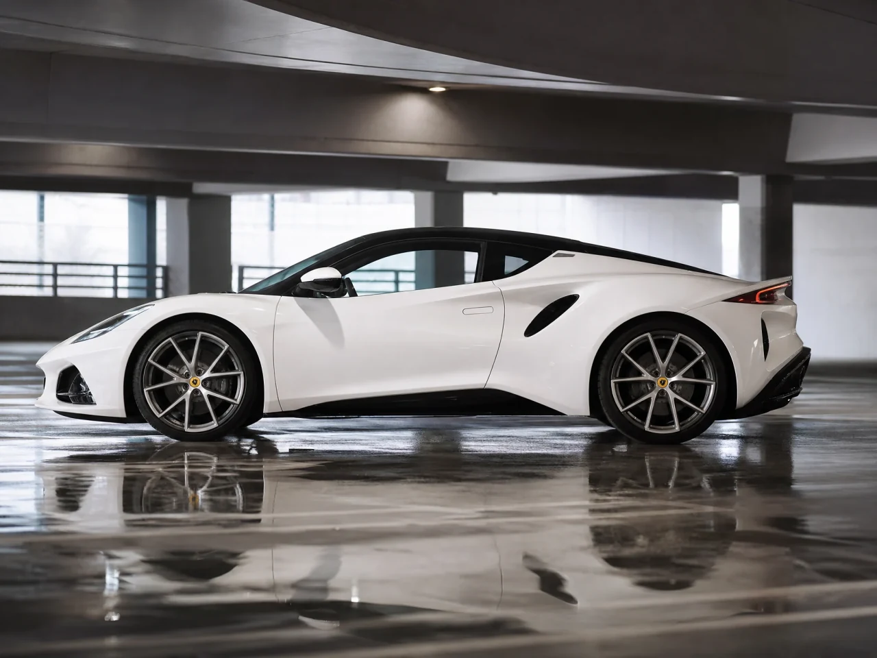Lotus Emira — сбоку