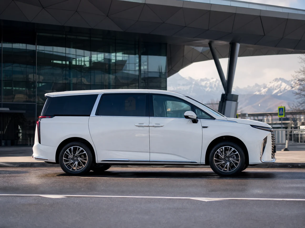 Maxus G90 — сбоку