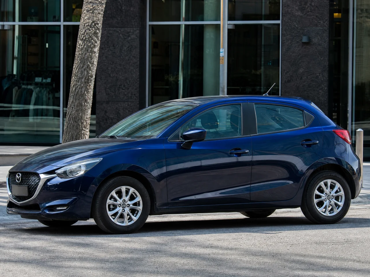 Mazda 2 — сбоку