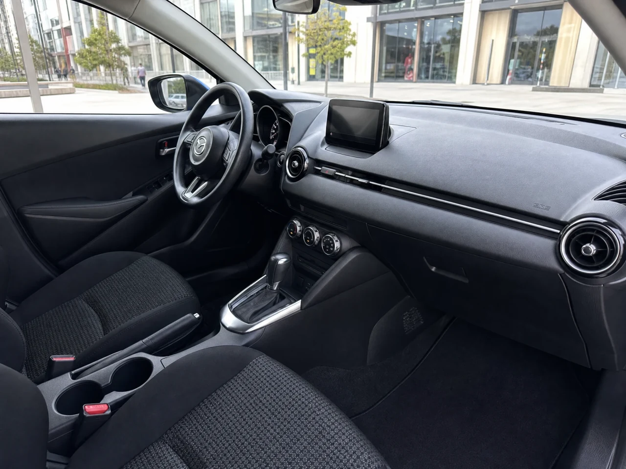 Mazda 2 — салон