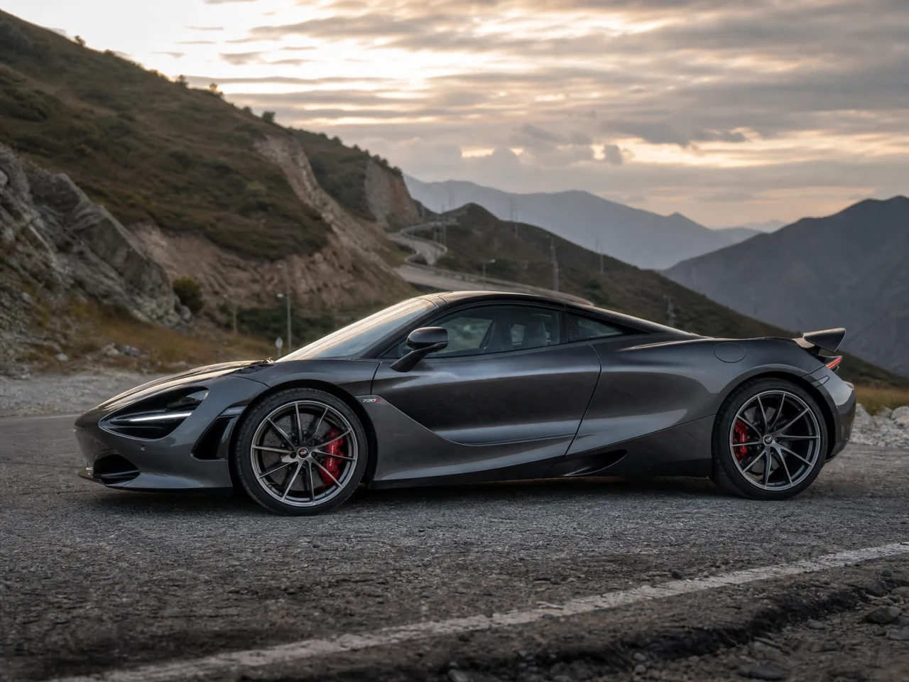 McLaren 720S — сбоку